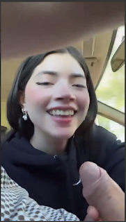 Çıtır kız ilerleyen arabada sakso çekiyor